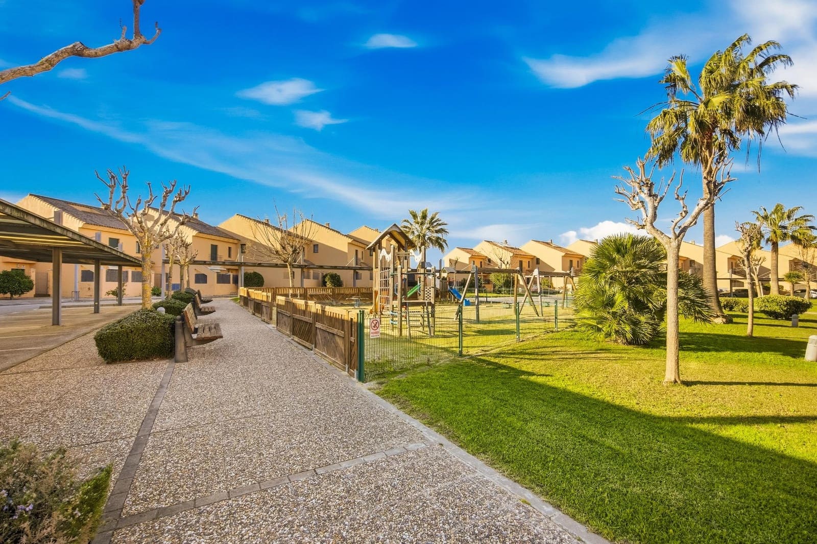 3 chambre Villa/Maison Mitoyenne à vendre à Novo Sancti Petri avec piscine - 659 900 € (Ref: 9625928)