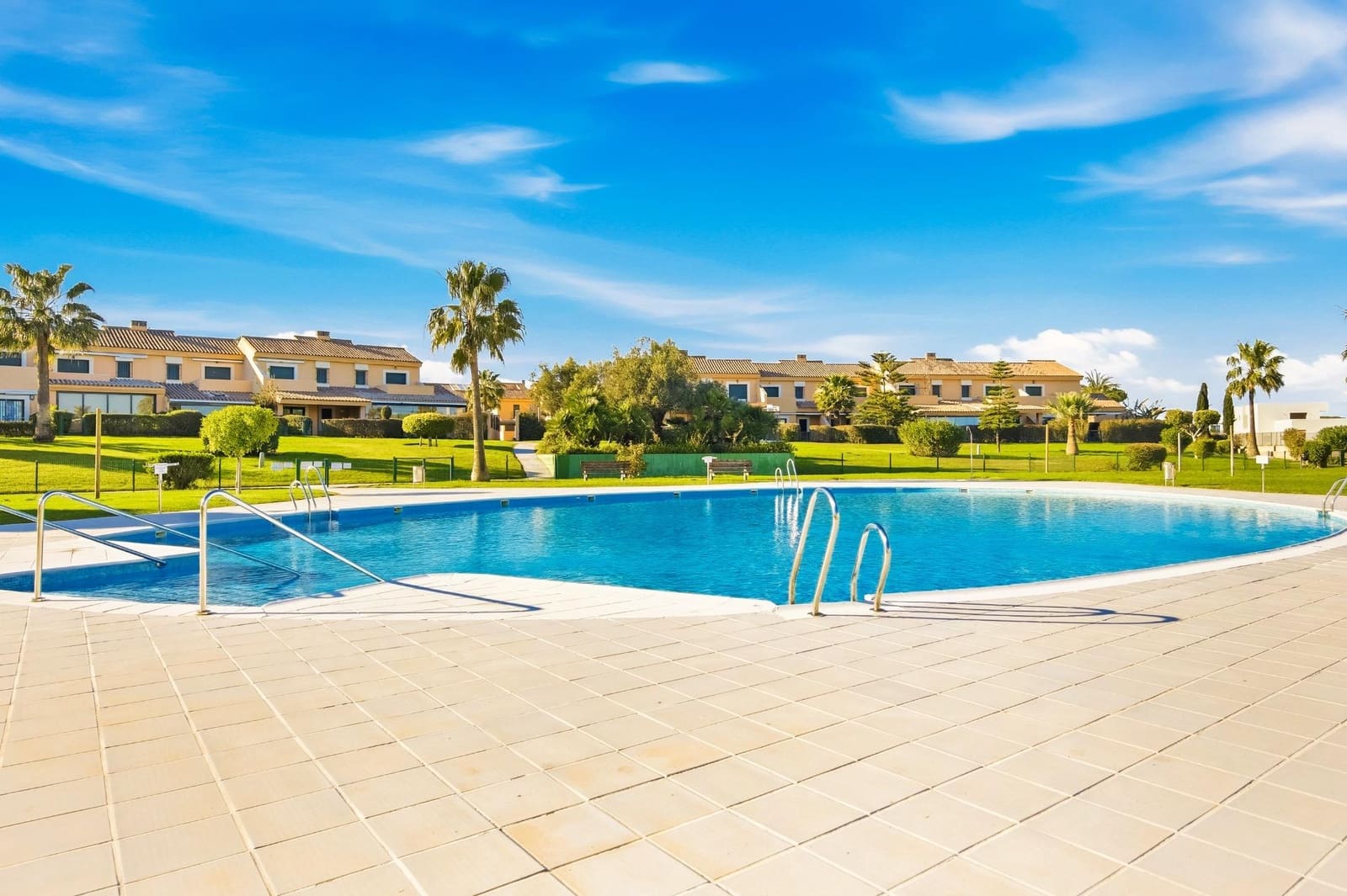 3 chambre Villa/Maison Mitoyenne à vendre à Novo Sancti Petri avec piscine - 659 900 € (Ref: 9625928)