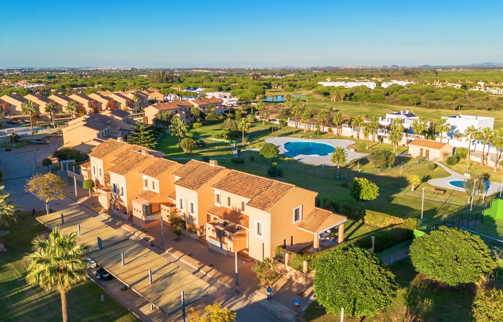 3 chambre Villa/Maison Mitoyenne à vendre à Novo Sancti Petri avec piscine - 659 900 € (Ref: 9625928)