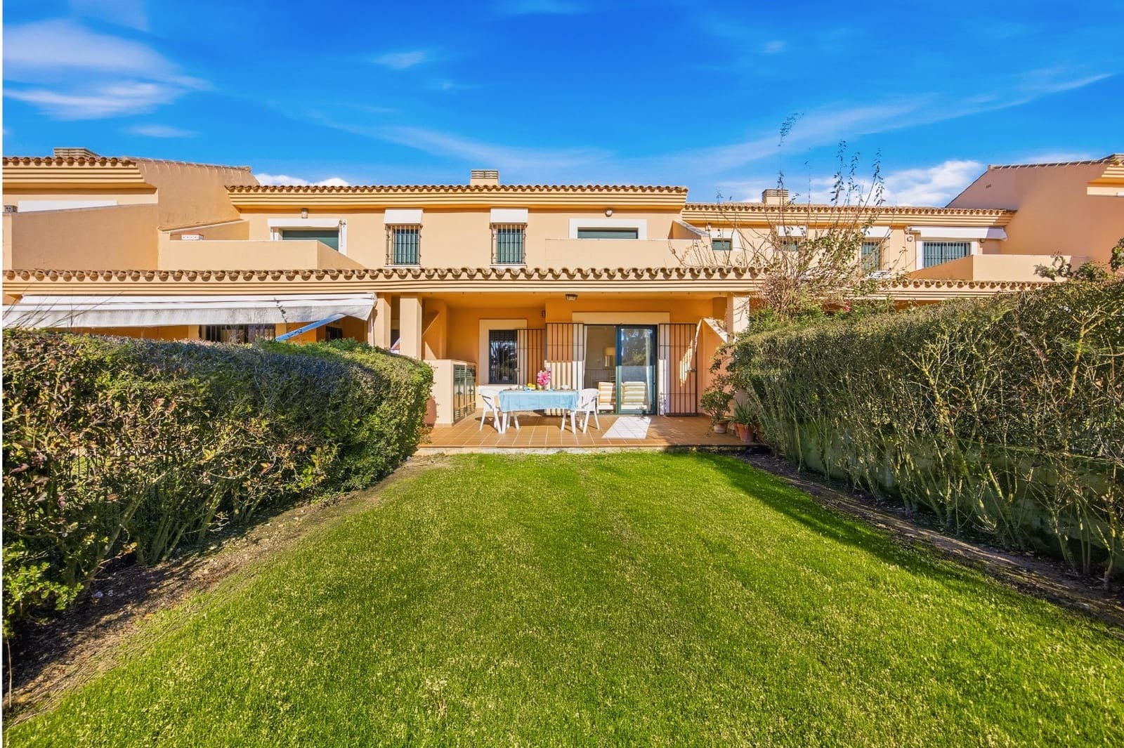 3 chambre Villa/Maison Mitoyenne à vendre à Novo Sancti Petri avec piscine - 659 900 € (Ref: 9625928)