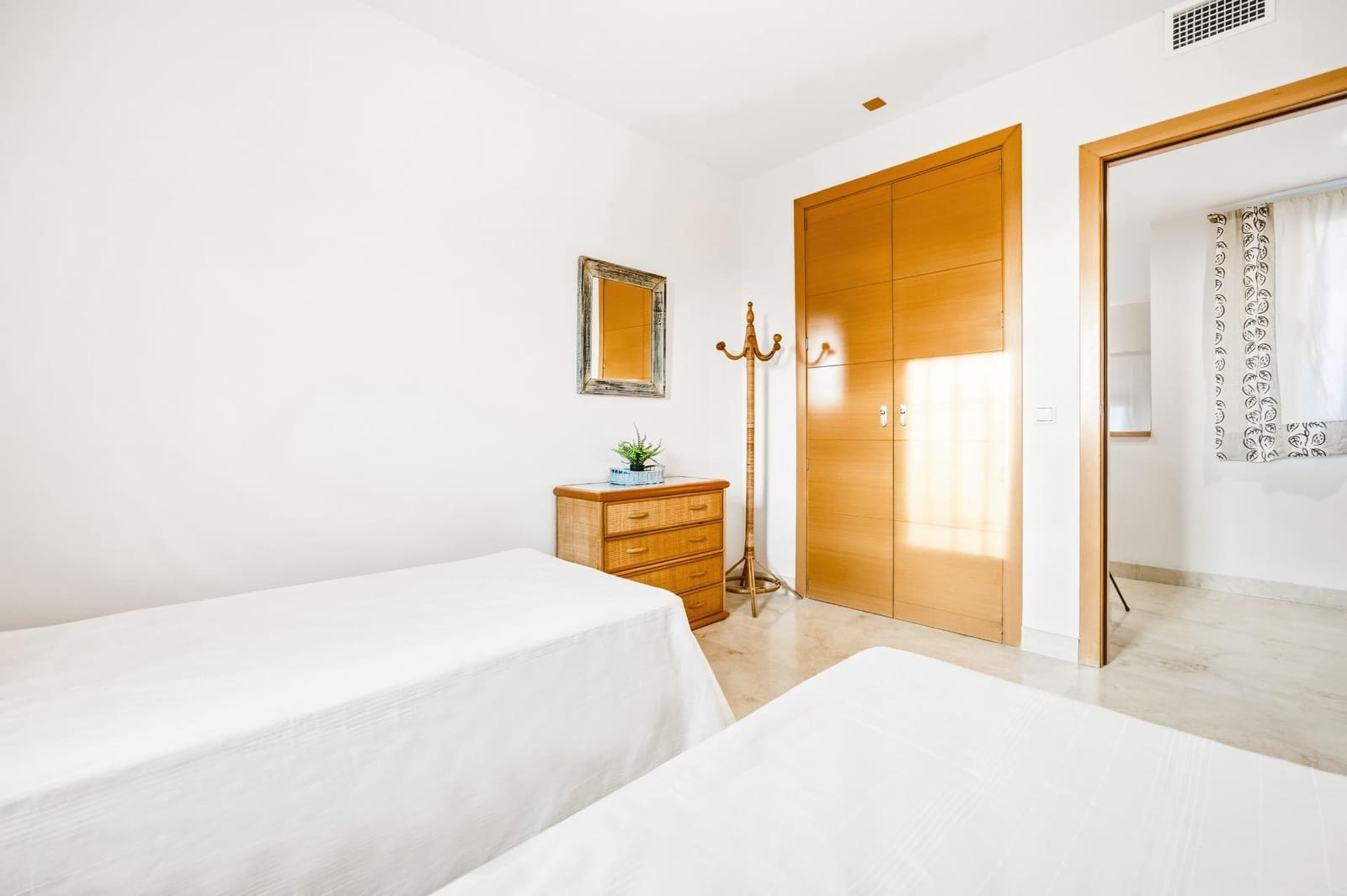 3 chambre Villa/Maison Mitoyenne à vendre à Novo Sancti Petri avec piscine - 659 900 € (Ref: 9625928)