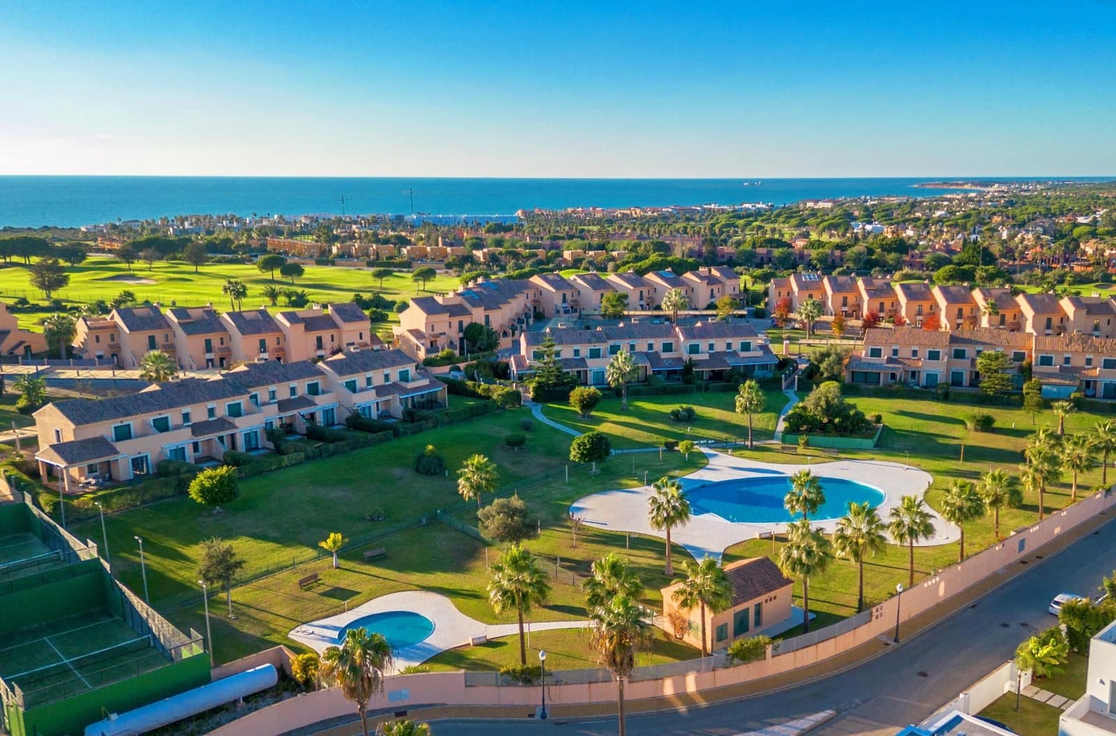 3 chambre Villa/Maison Mitoyenne à vendre à Novo Sancti Petri avec piscine - 659 900 € (Ref: 9625928)