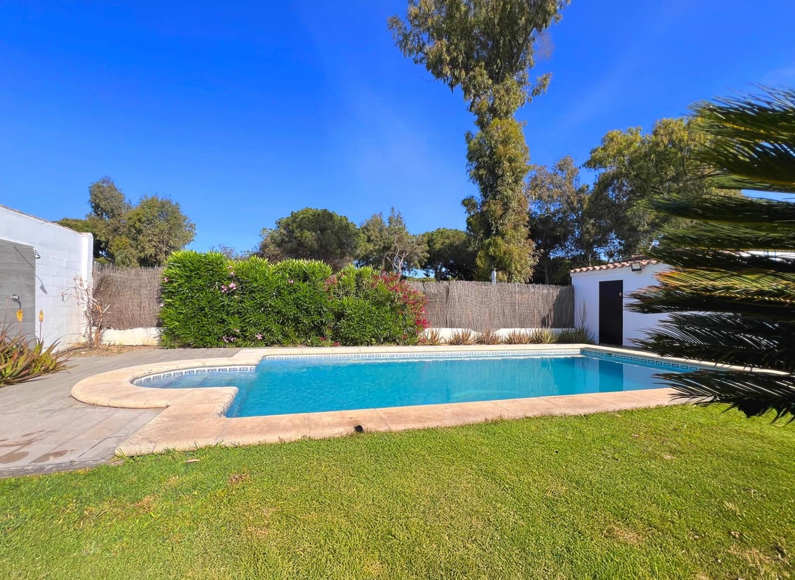 3 bedroom Villa for sale in Novo Sancti Petri with pool - € 335,000 (Ref: 9659641)