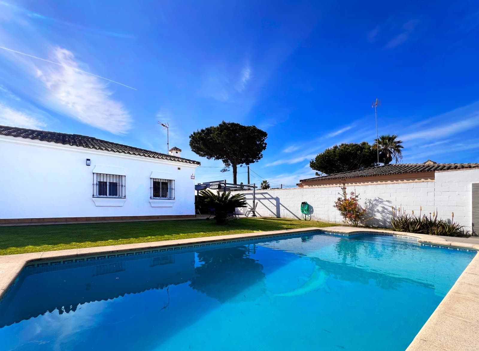 3 bedroom Villa for sale in Novo Sancti Petri with pool - € 335,000 (Ref: 9659641)