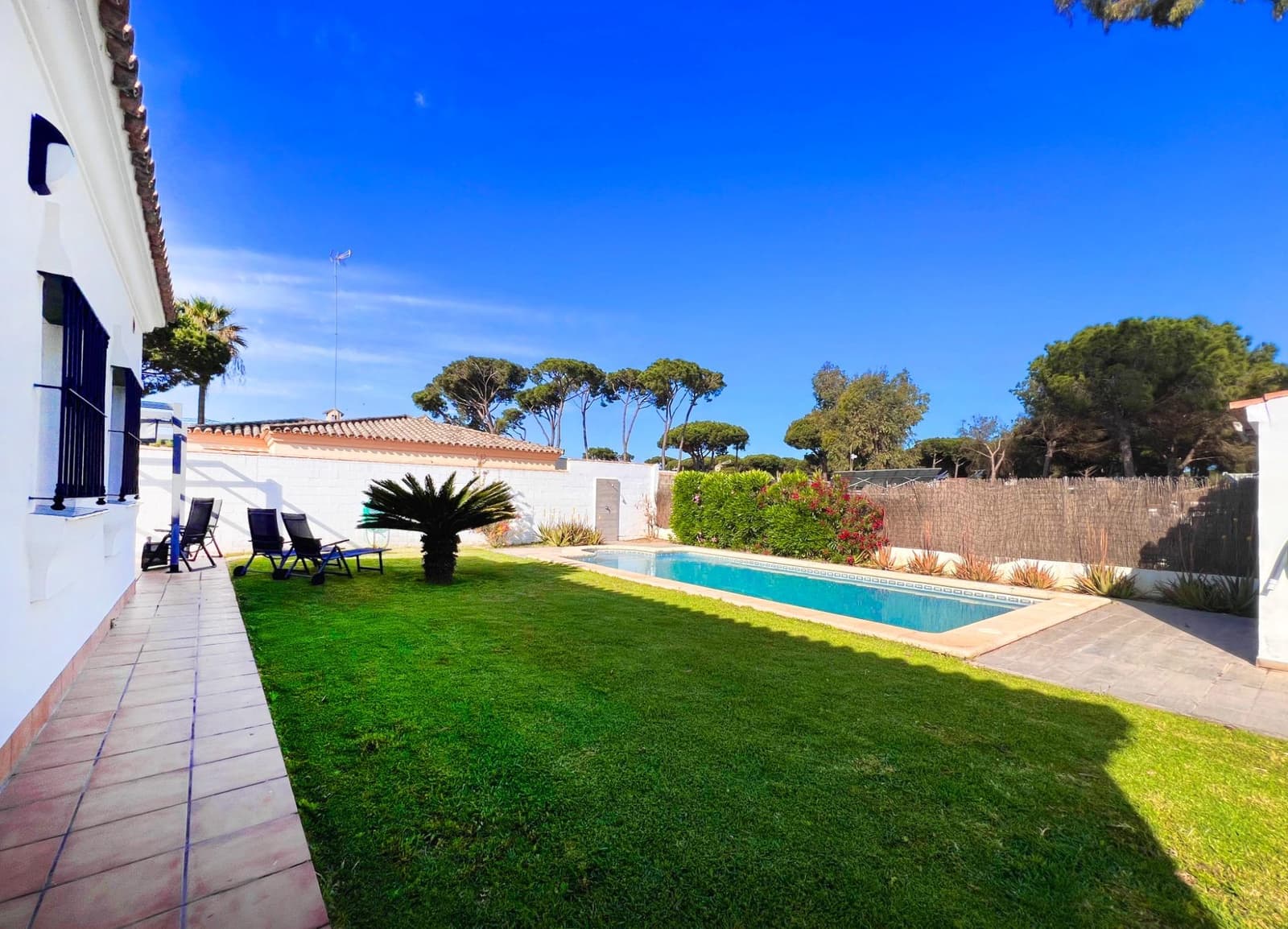 3 bedroom Villa for sale in Novo Sancti Petri with pool - € 335,000 (Ref: 9659641)