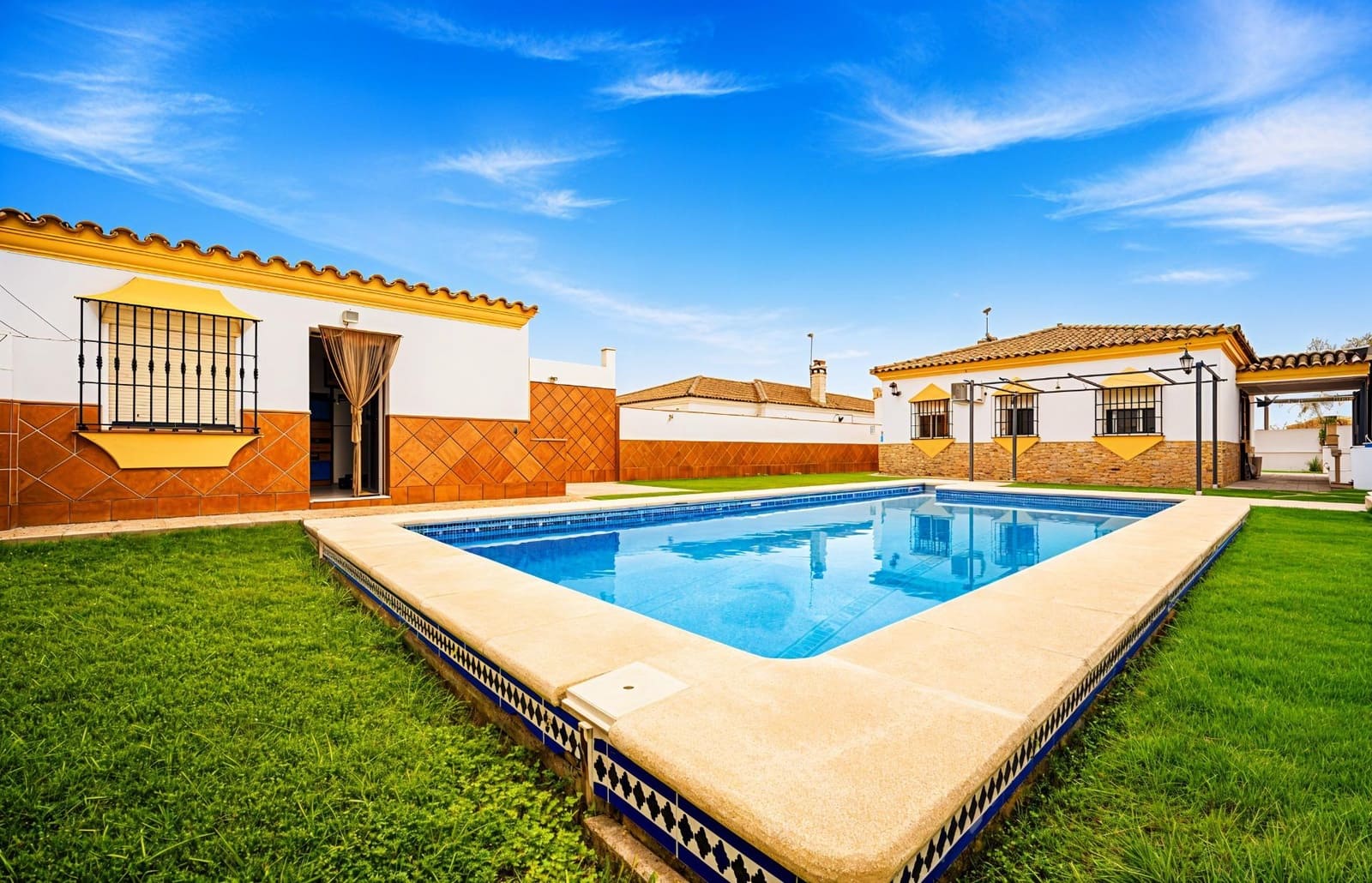 3 bedroom Villa for sale in Chiclana de la Frontera with pool - € 389,990 (Ref: 9698965)