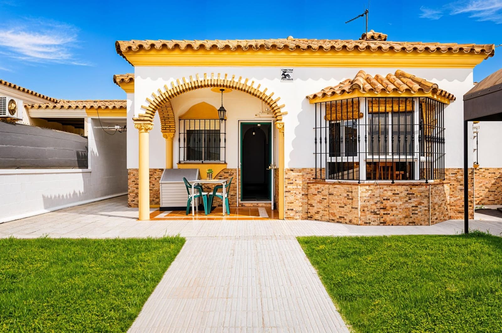 3 bedroom Villa for sale in Chiclana de la Frontera with pool - € 389,990 (Ref: 9698965)