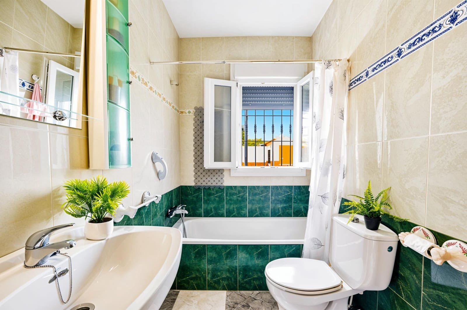 3 bedroom Villa for sale in Chiclana de la Frontera with pool - € 389,990 (Ref: 9698965)