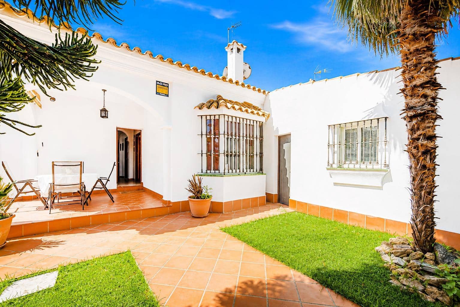 3 bedroom Villa for sale in Chiclana de la Frontera with pool garage - € 399,900 (Ref: 9851961)