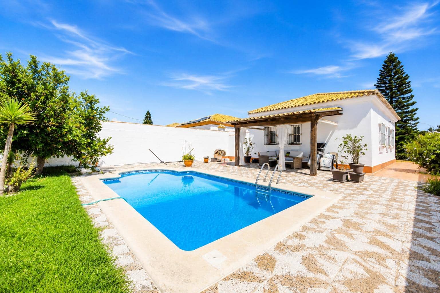 3 bedroom Villa for sale in Chiclana de la Frontera with pool garage - € 399,900 (Ref: 9851961)