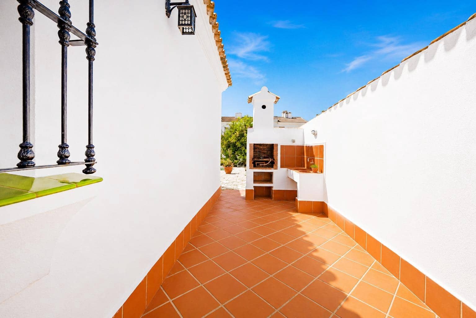 3 bedroom Villa for sale in Chiclana de la Frontera with pool garage - € 399,900 (Ref: 9851961)