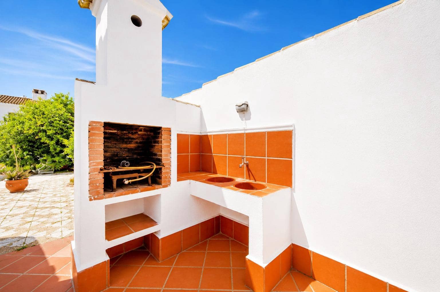 3 bedroom Villa for sale in Chiclana de la Frontera with pool garage - € 399,900 (Ref: 9851961)