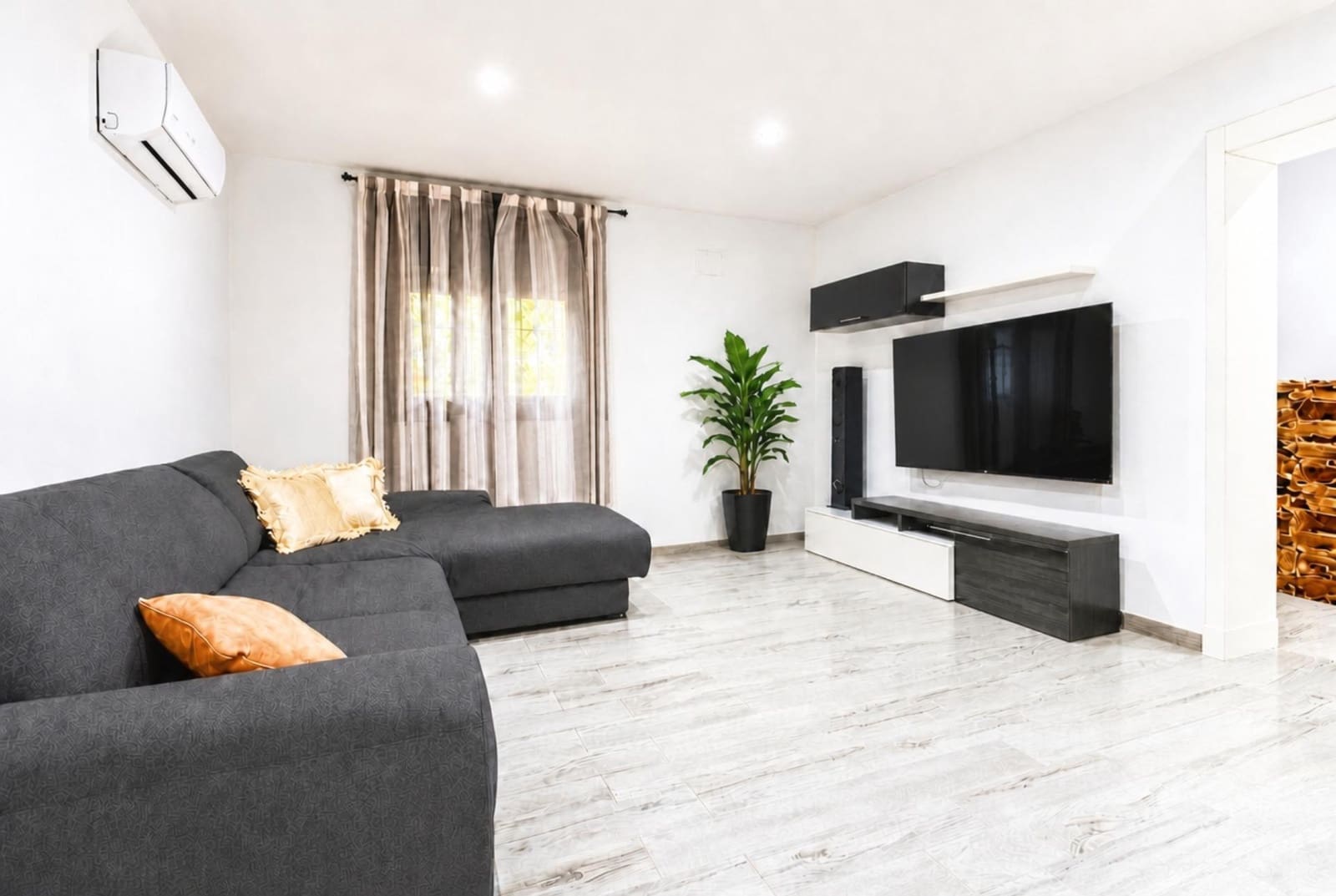 4 bedroom Villa for sale in Chiclana de la Frontera with garage - € 189,900 (Ref: 9860297)
