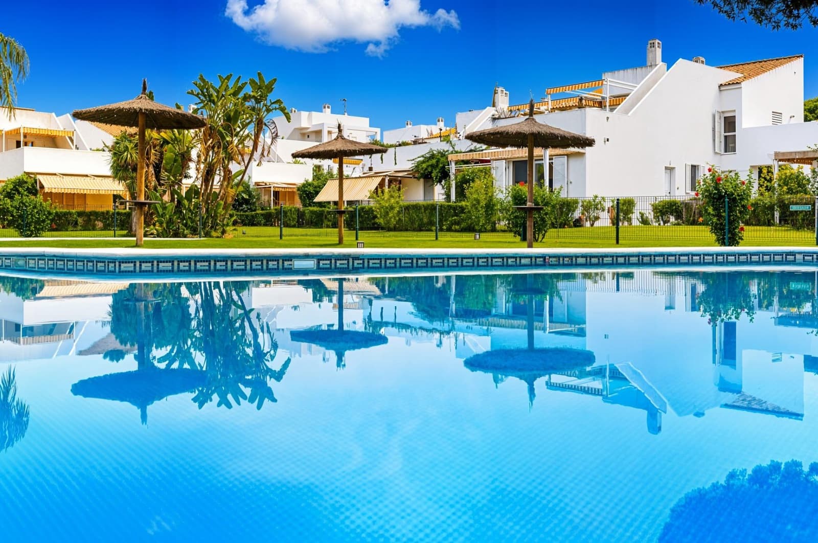 2 bedroom Apartment for sale in Novo Sancti Petri with pool - € 425,000 (Ref: 9929585)