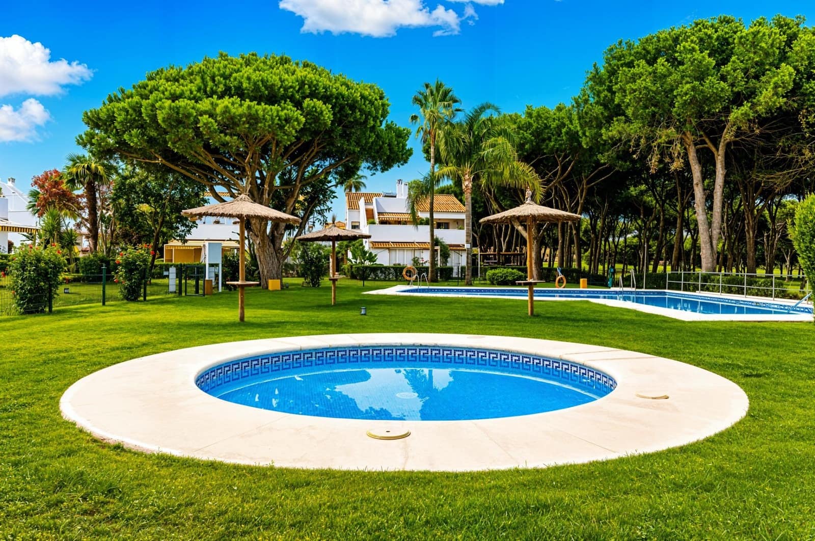 2 bedroom Apartment for sale in Novo Sancti Petri with pool - € 425,000 (Ref: 9929585)