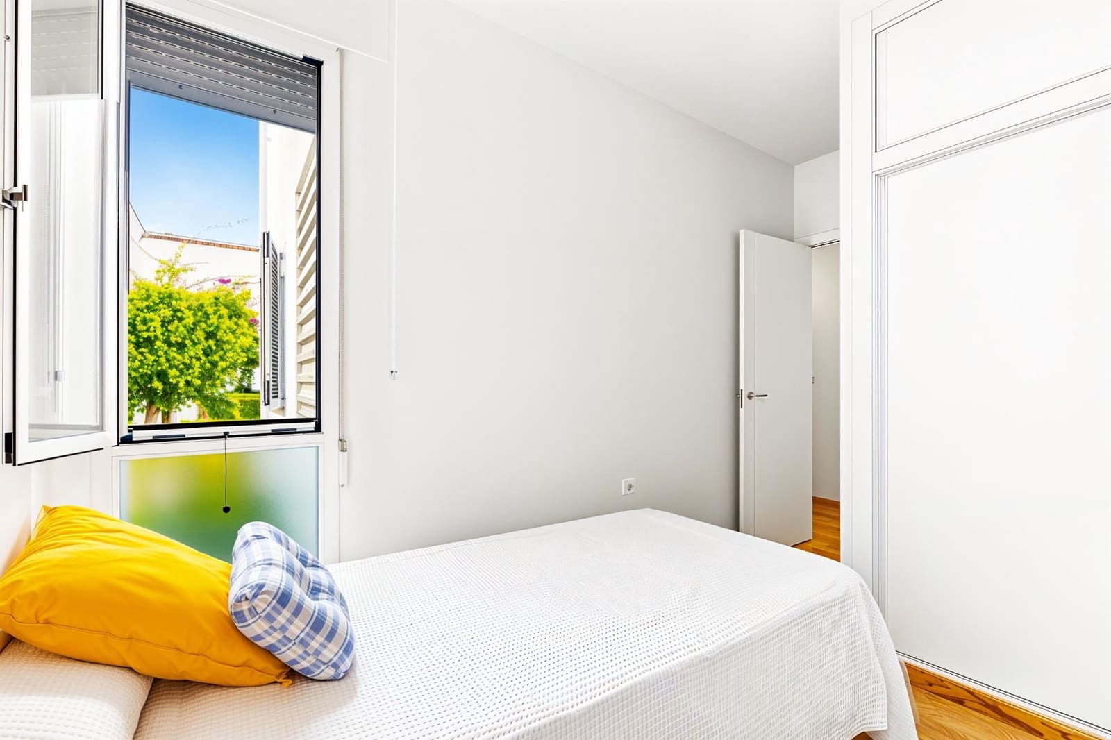 2 bedroom Apartment for sale in Novo Sancti Petri with pool - € 425,000 (Ref: 9929585)