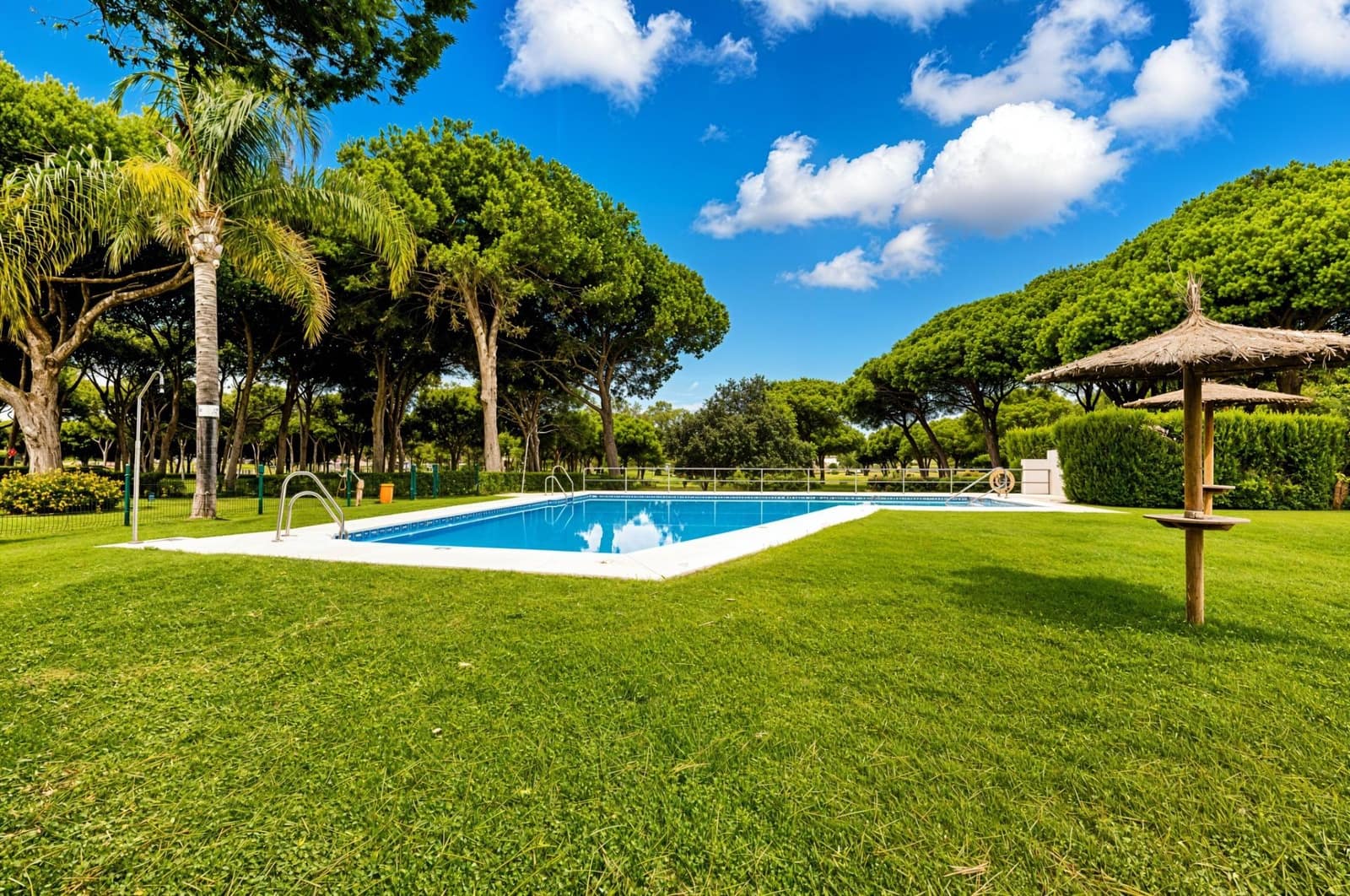 2 bedroom Apartment for sale in Novo Sancti Petri with pool - € 425,000 (Ref: 9929585)