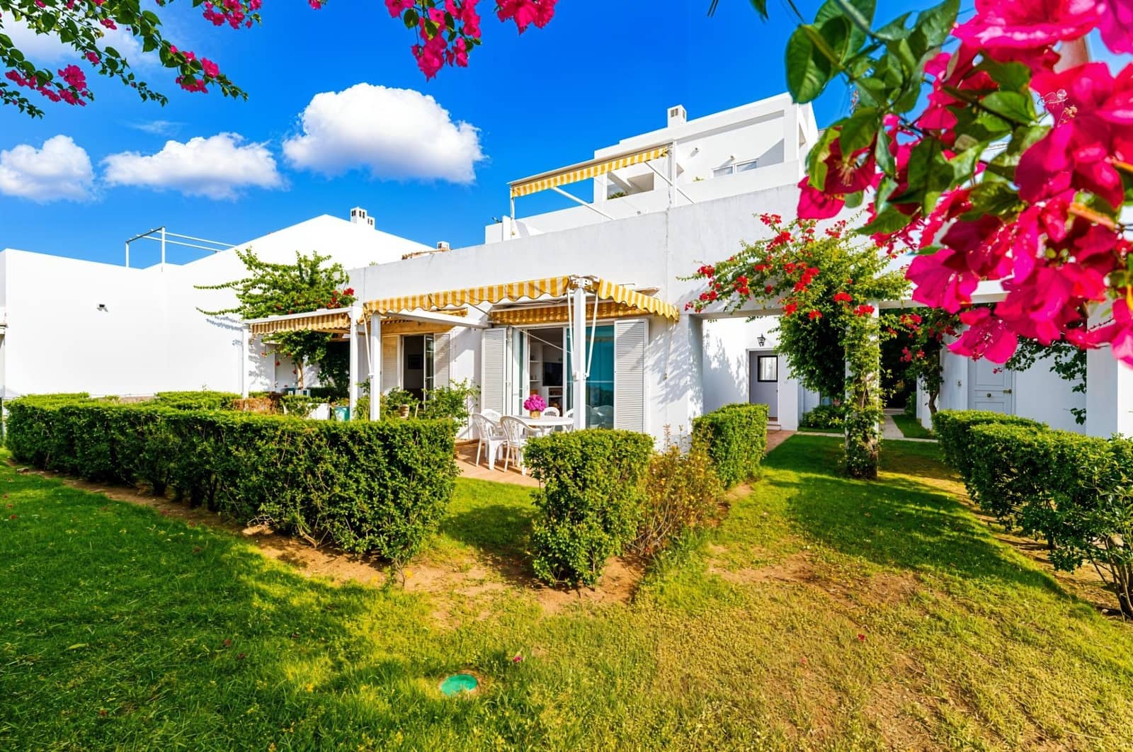 2 bedroom Apartment for sale in Novo Sancti Petri with pool - € 425,000 (Ref: 9929585)