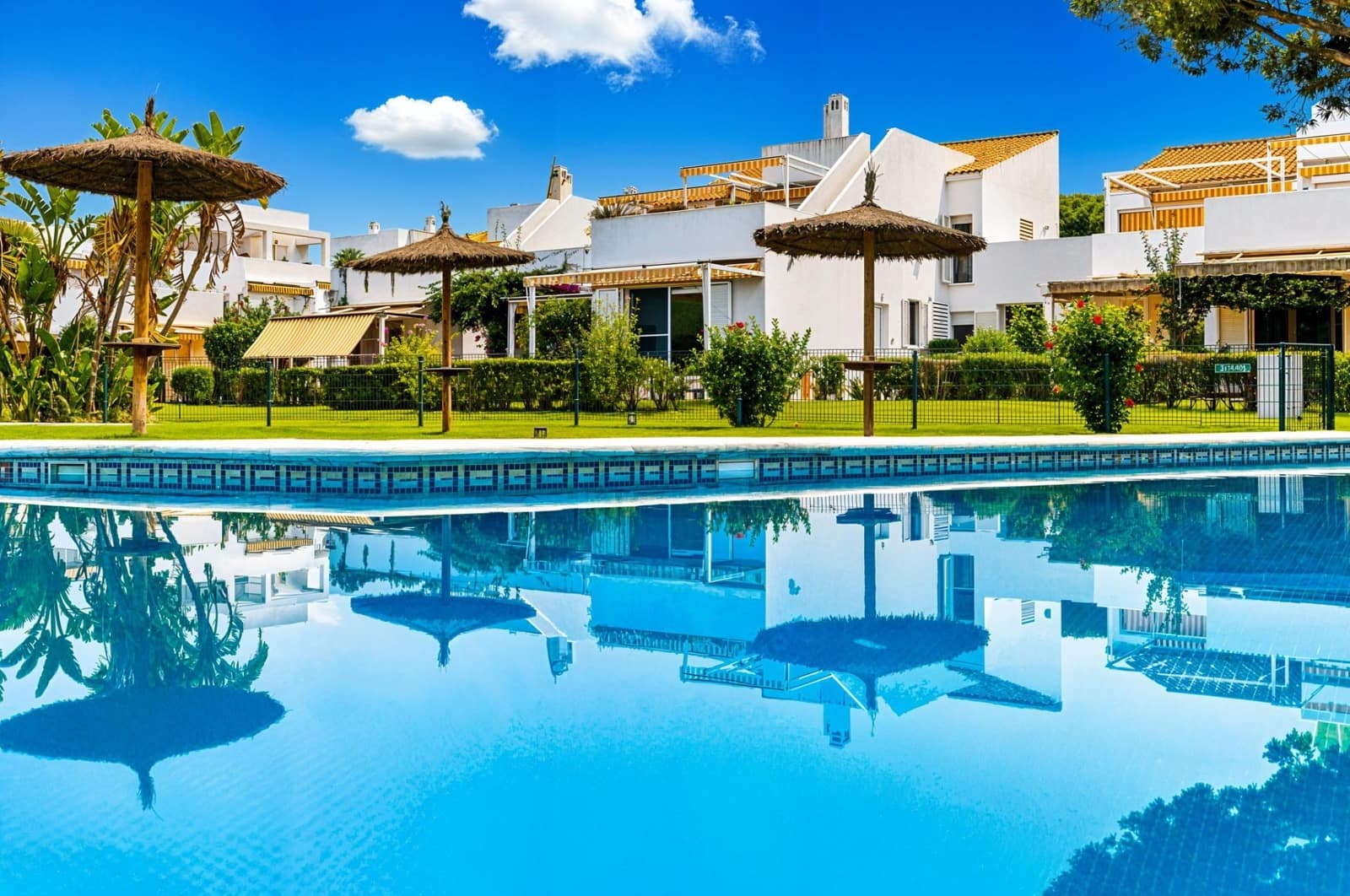 2 bedroom Apartment for sale in Novo Sancti Petri with pool - € 425,000 (Ref: 9929585)