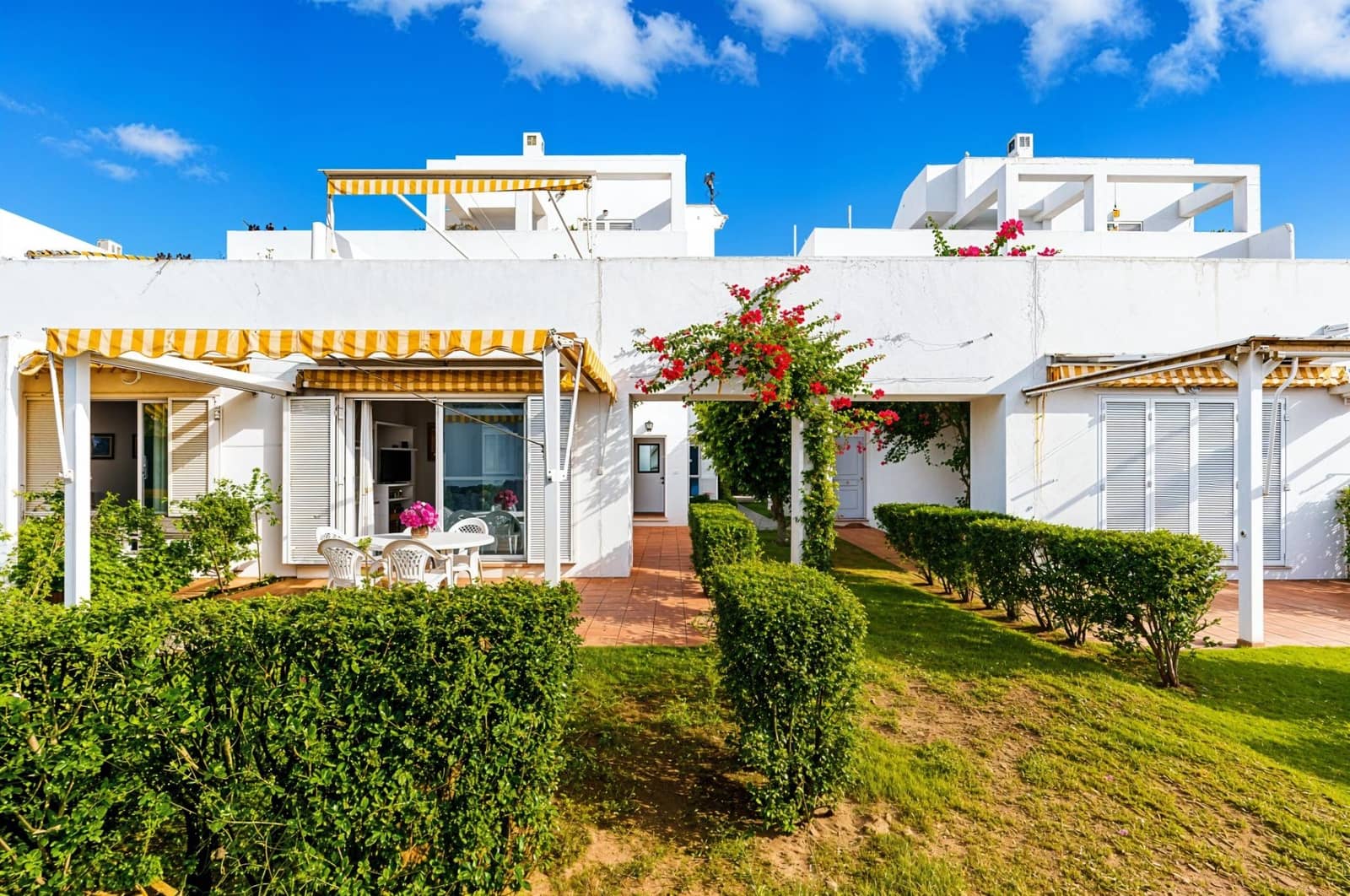 2 bedroom Apartment for sale in Novo Sancti Petri with pool - € 425,000 (Ref: 9929585)