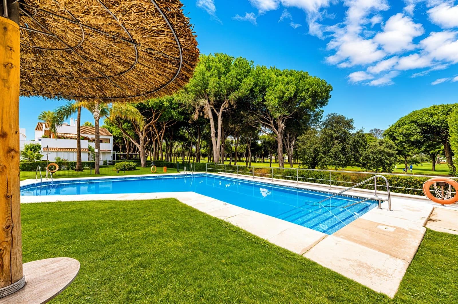 2 bedroom Apartment for sale in Novo Sancti Petri with pool - € 425,000 (Ref: 9929585)
