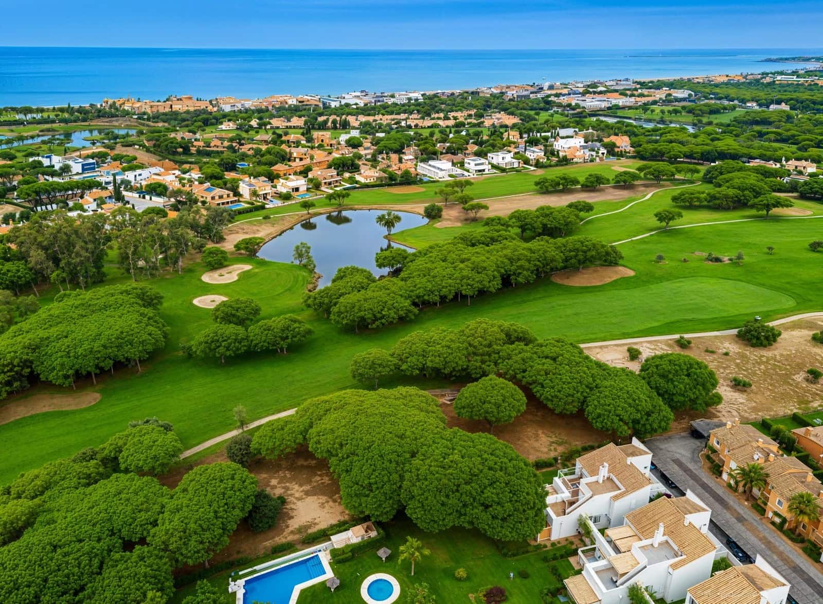 2 bedroom Apartment for sale in Novo Sancti Petri with pool - € 425,000 (Ref: 9929585)