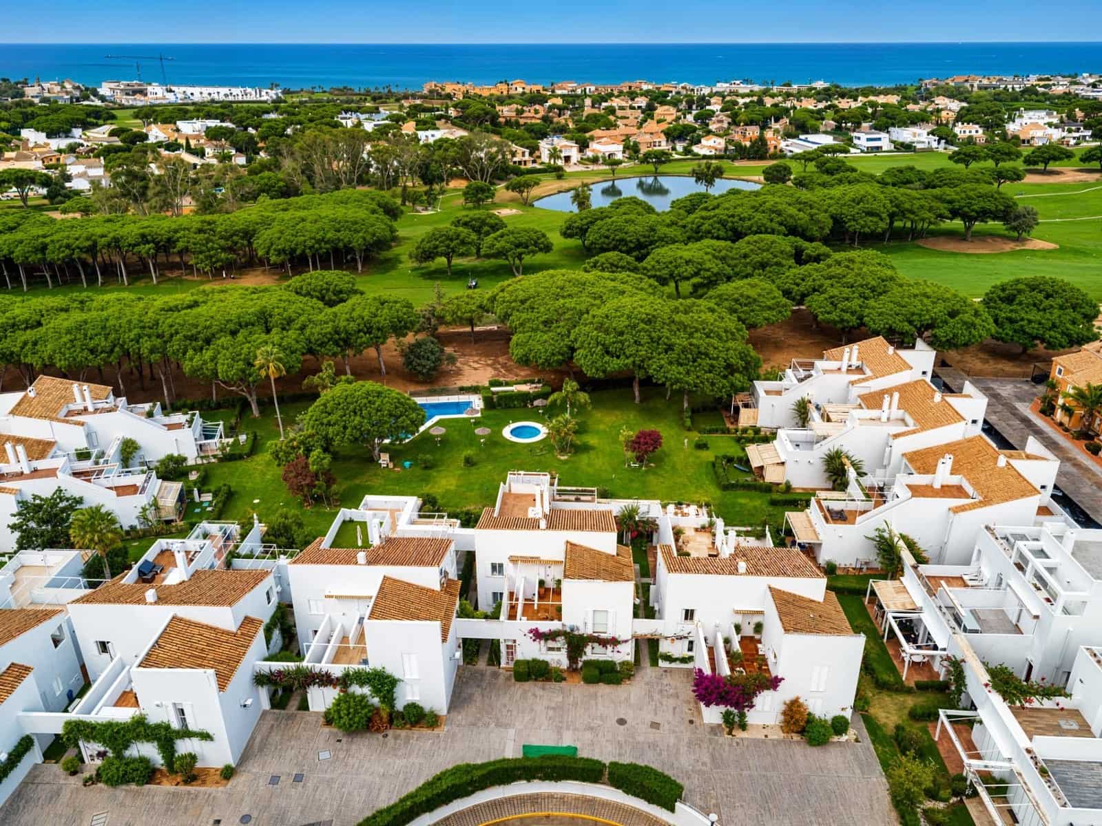 2 bedroom Apartment for sale in Novo Sancti Petri with pool - € 425,000 (Ref: 9929585)