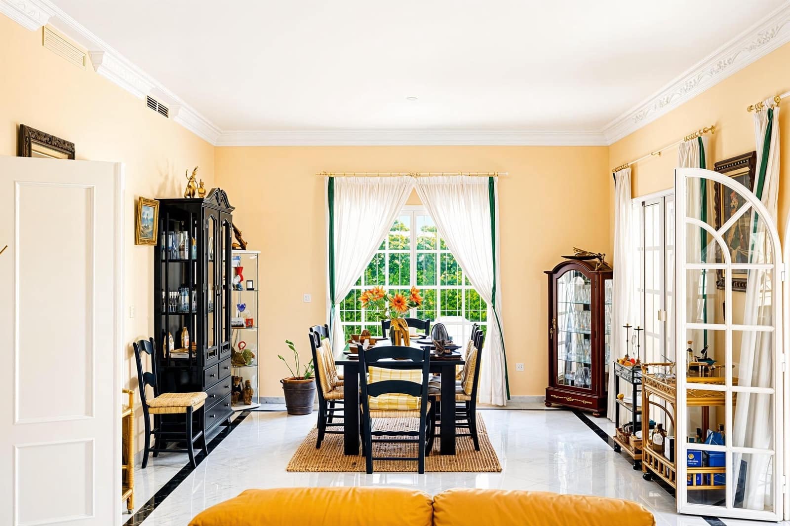 5 slaapkamer Villa te koop in Novo Sancti Petri met zwembad - € 1.200.000 (Ref: 9945930)