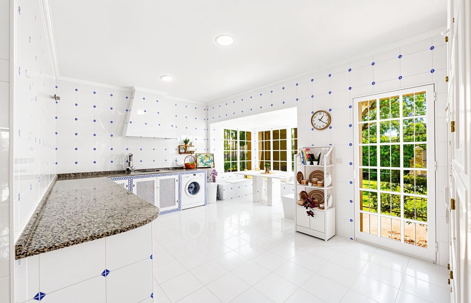 5 slaapkamer Villa te koop in Novo Sancti Petri met zwembad - € 1.200.000 (Ref: 9945930)