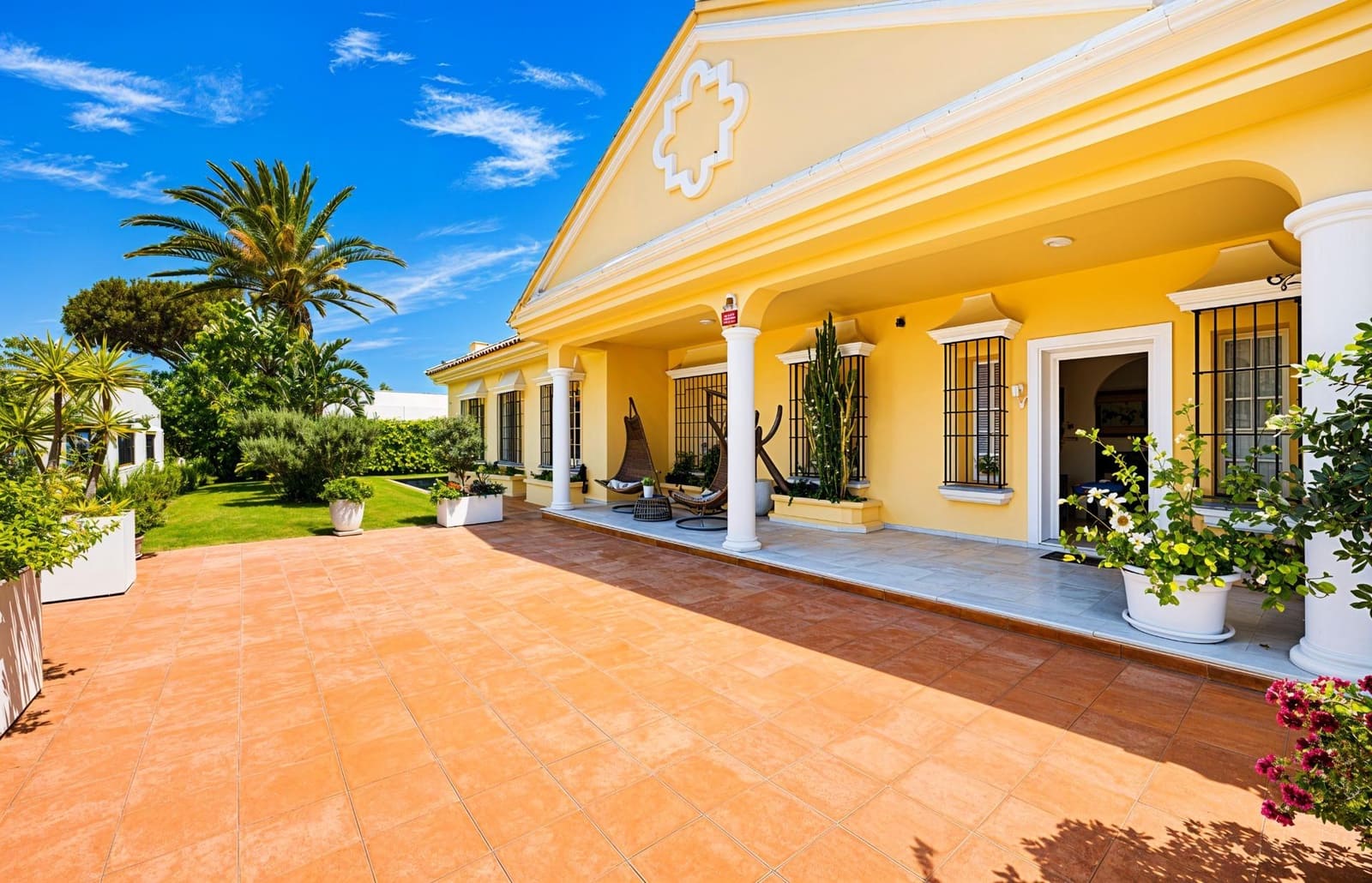 5 slaapkamer Villa te koop in Novo Sancti Petri met zwembad - € 1.200.000 (Ref: 9945930)