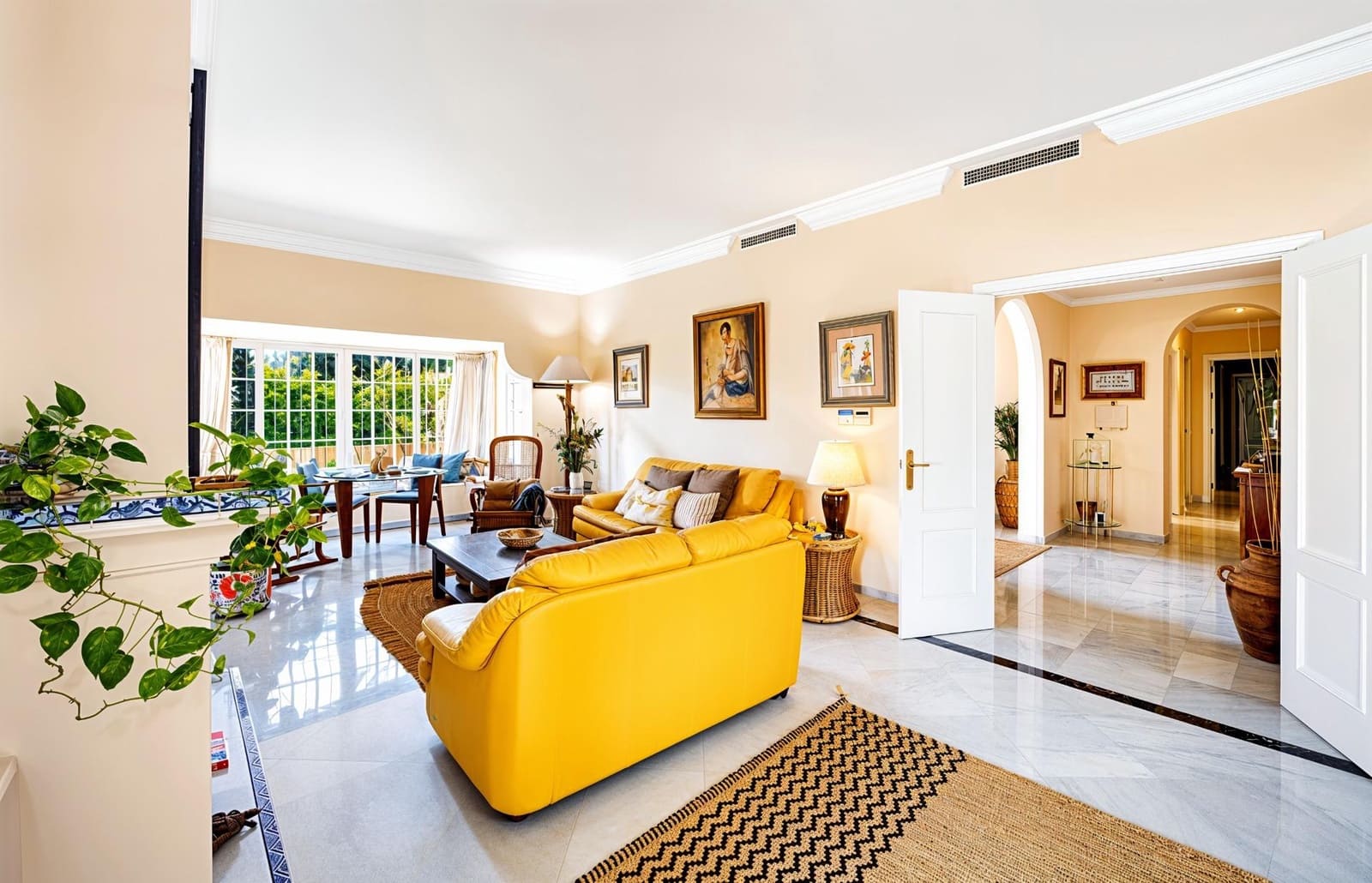 5 slaapkamer Villa te koop in Novo Sancti Petri met zwembad - € 1.200.000 (Ref: 9945930)