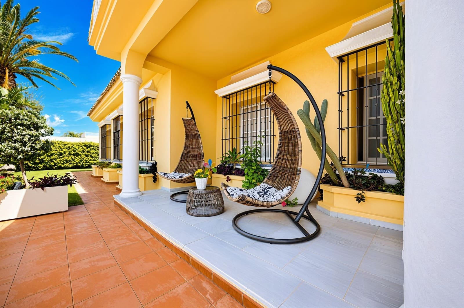 5 slaapkamer Villa te koop in Novo Sancti Petri met zwembad - € 1.200.000 (Ref: 9945930)