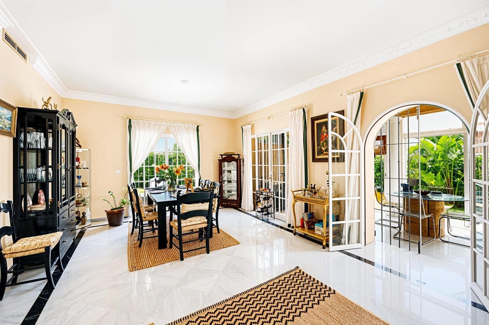 5 slaapkamer Villa te koop in Novo Sancti Petri met zwembad - € 1.200.000 (Ref: 9945930)