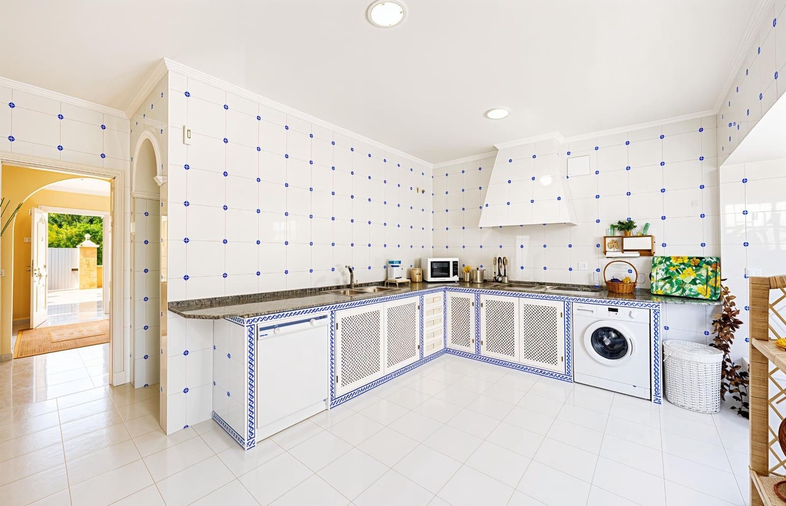 5 slaapkamer Villa te koop in Novo Sancti Petri met zwembad - € 1.200.000 (Ref: 9945930)