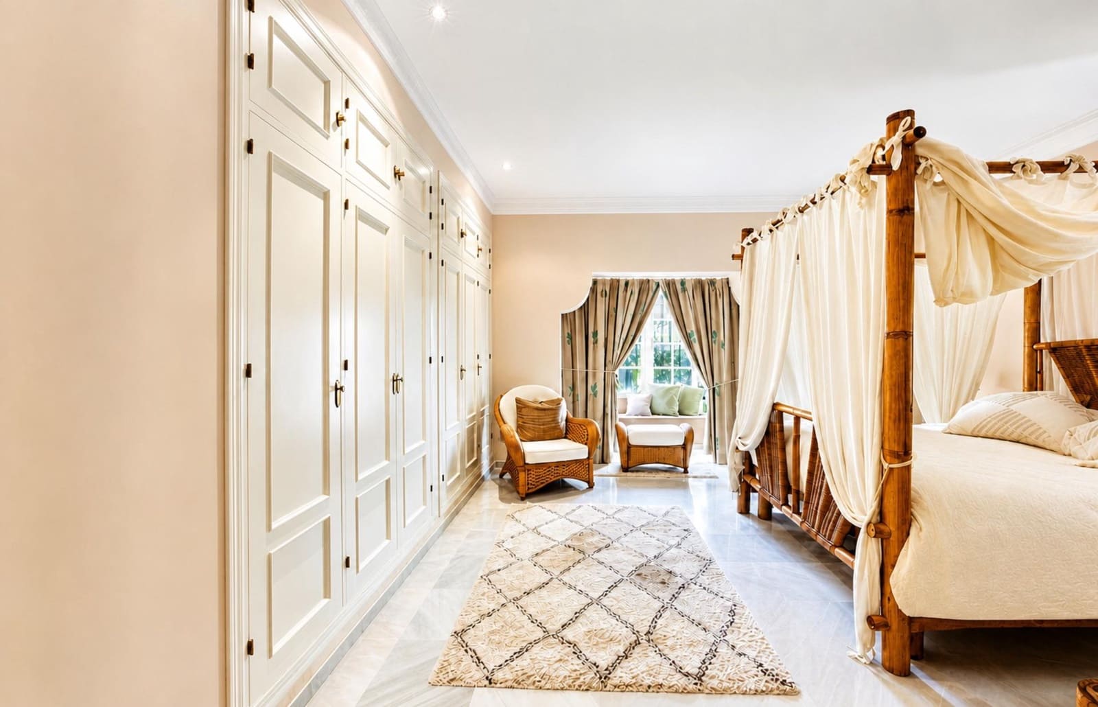 5 slaapkamer Villa te koop in Novo Sancti Petri met zwembad - € 1.200.000 (Ref: 9945930)