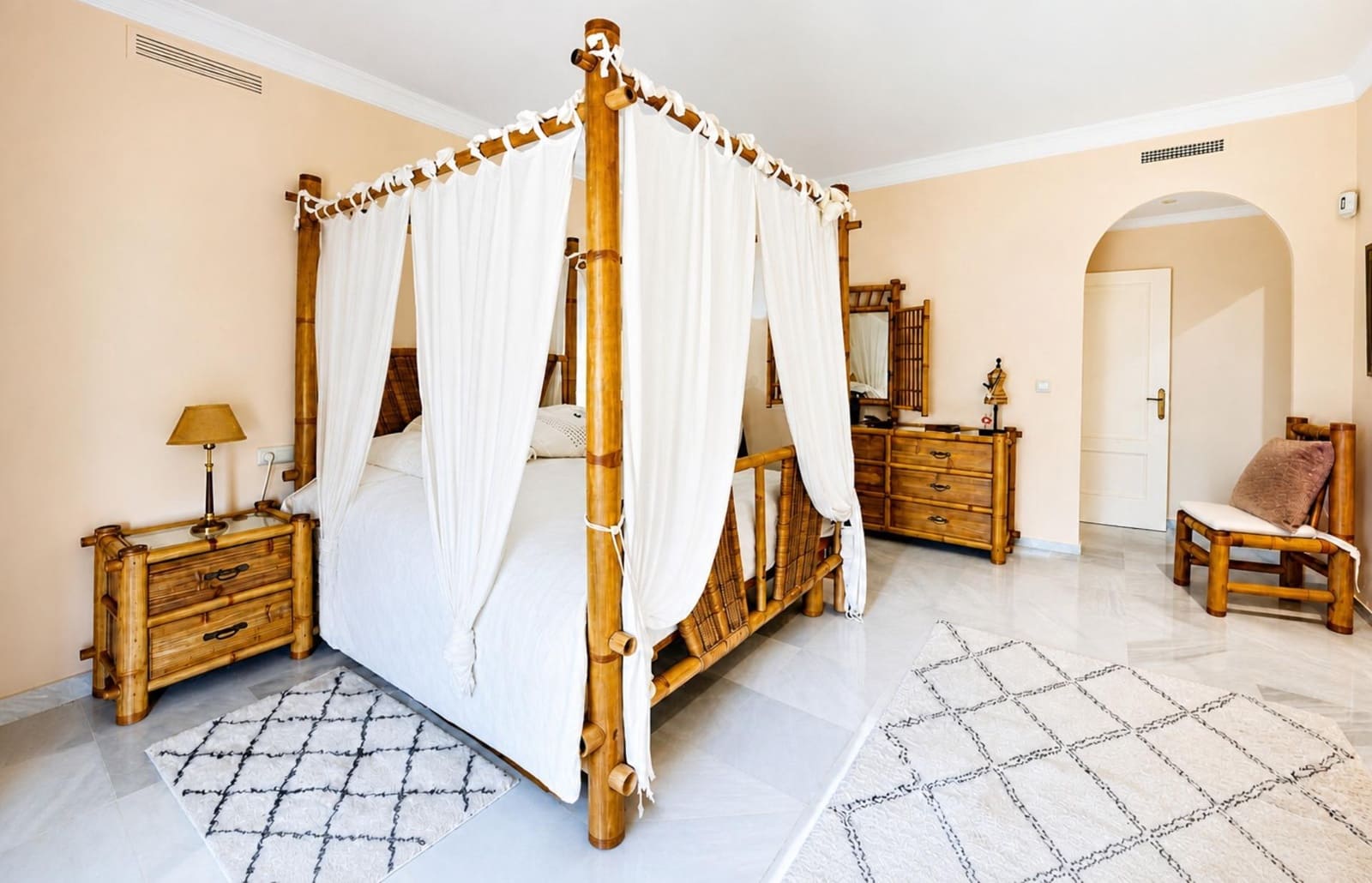 5 slaapkamer Villa te koop in Novo Sancti Petri met zwembad - € 1.200.000 (Ref: 9945930)