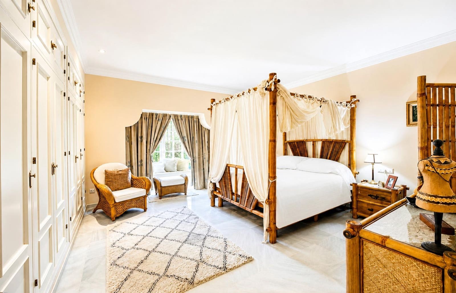 5 slaapkamer Villa te koop in Novo Sancti Petri met zwembad - € 1.200.000 (Ref: 9945930)