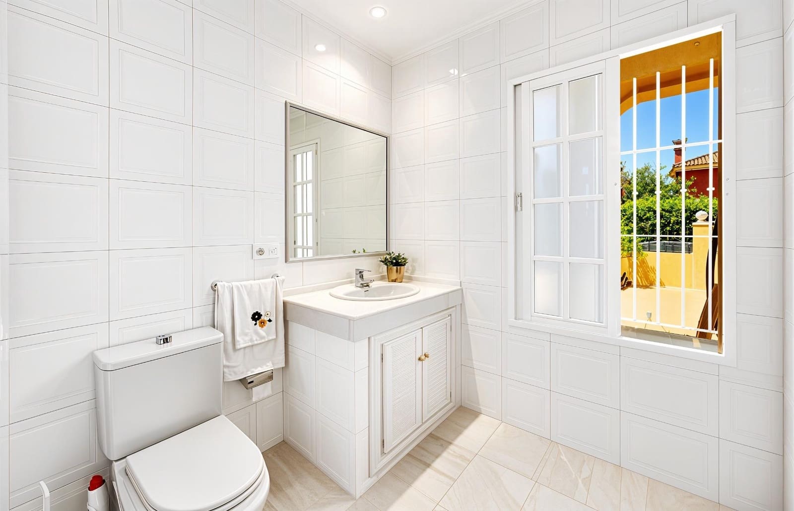 5 slaapkamer Villa te koop in Novo Sancti Petri met zwembad - € 1.200.000 (Ref: 9945930)