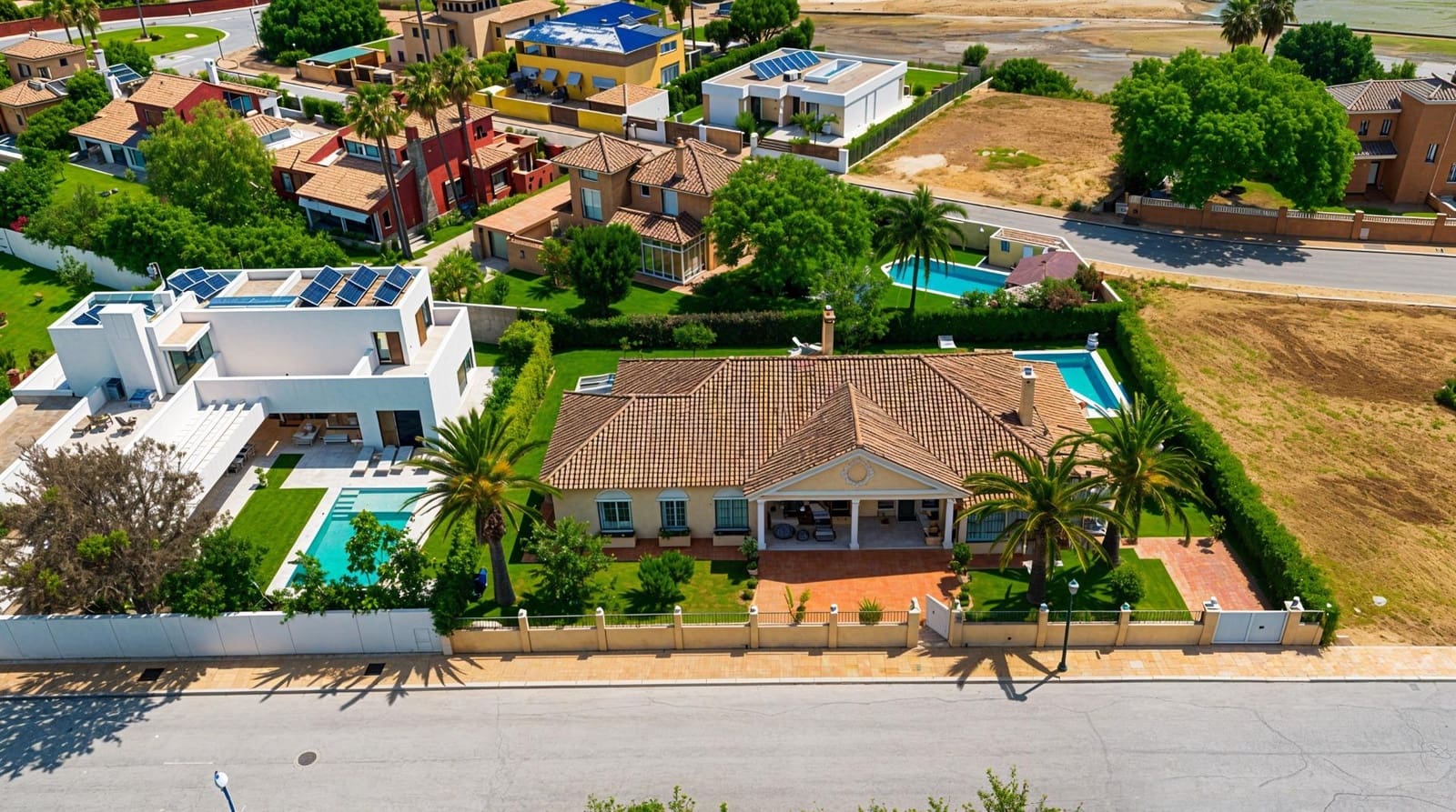 5 slaapkamer Villa te koop in Novo Sancti Petri met zwembad - € 1.200.000 (Ref: 9945930)