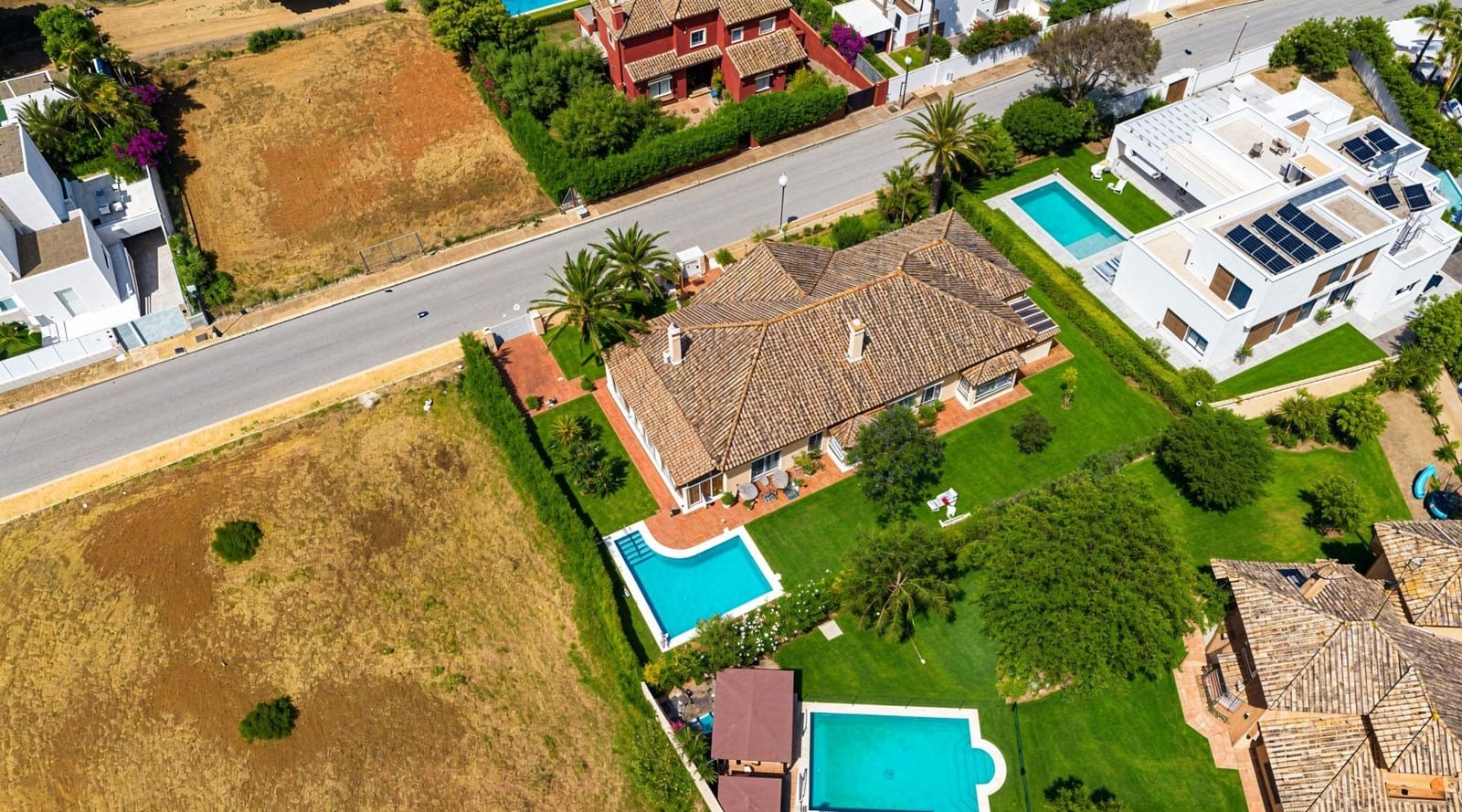 5 slaapkamer Villa te koop in Novo Sancti Petri met zwembad - € 1.200.000 (Ref: 9945930)