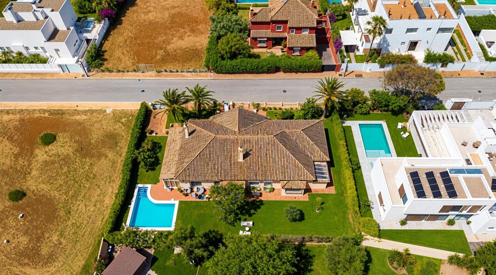 5 slaapkamer Villa te koop in Novo Sancti Petri met zwembad - € 1.200.000 (Ref: 9945930)