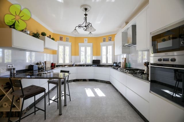 Chalet de 3 habitaciones en Albox en venta con piscina garaje - 395.000 € (Ref: 10181022)