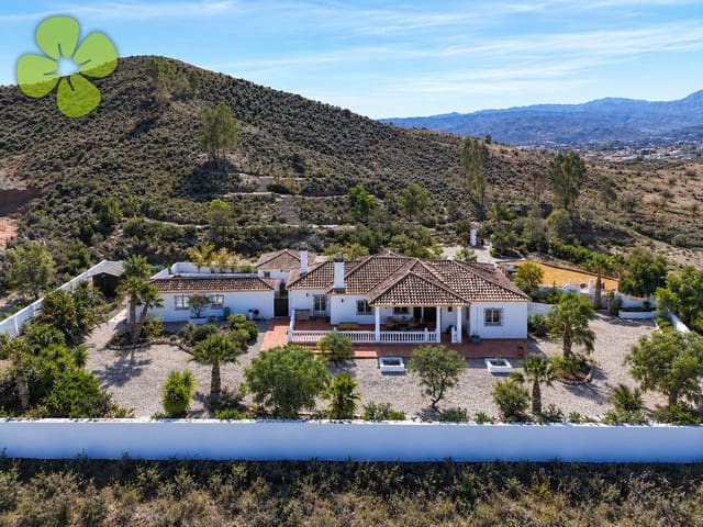 Chalet de 3 habitaciones en Albox en venta con piscina garaje - 395.000 € (Ref: 10181022)