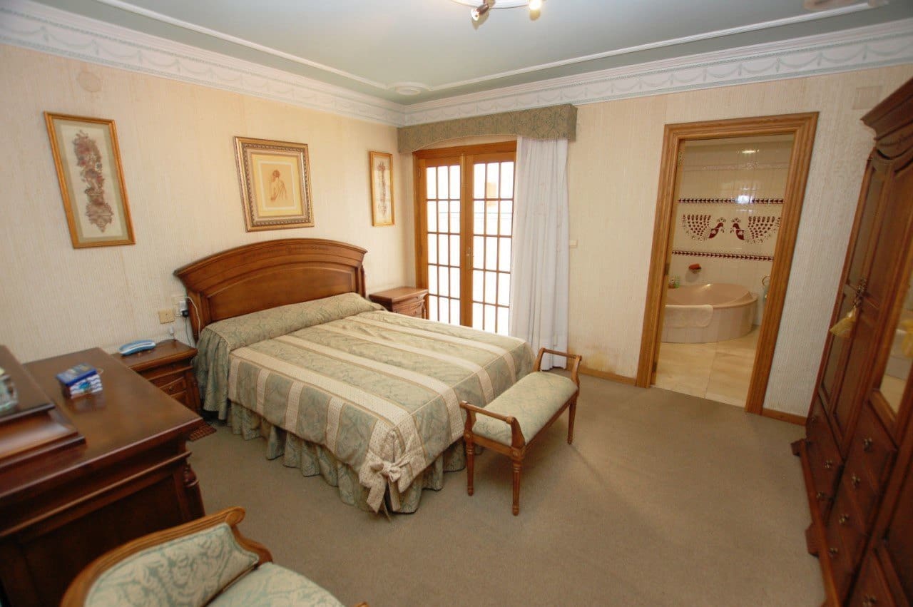 7 bedroom Villa for sale in Pego with garage - € 480,000 (Ref: 10004815)