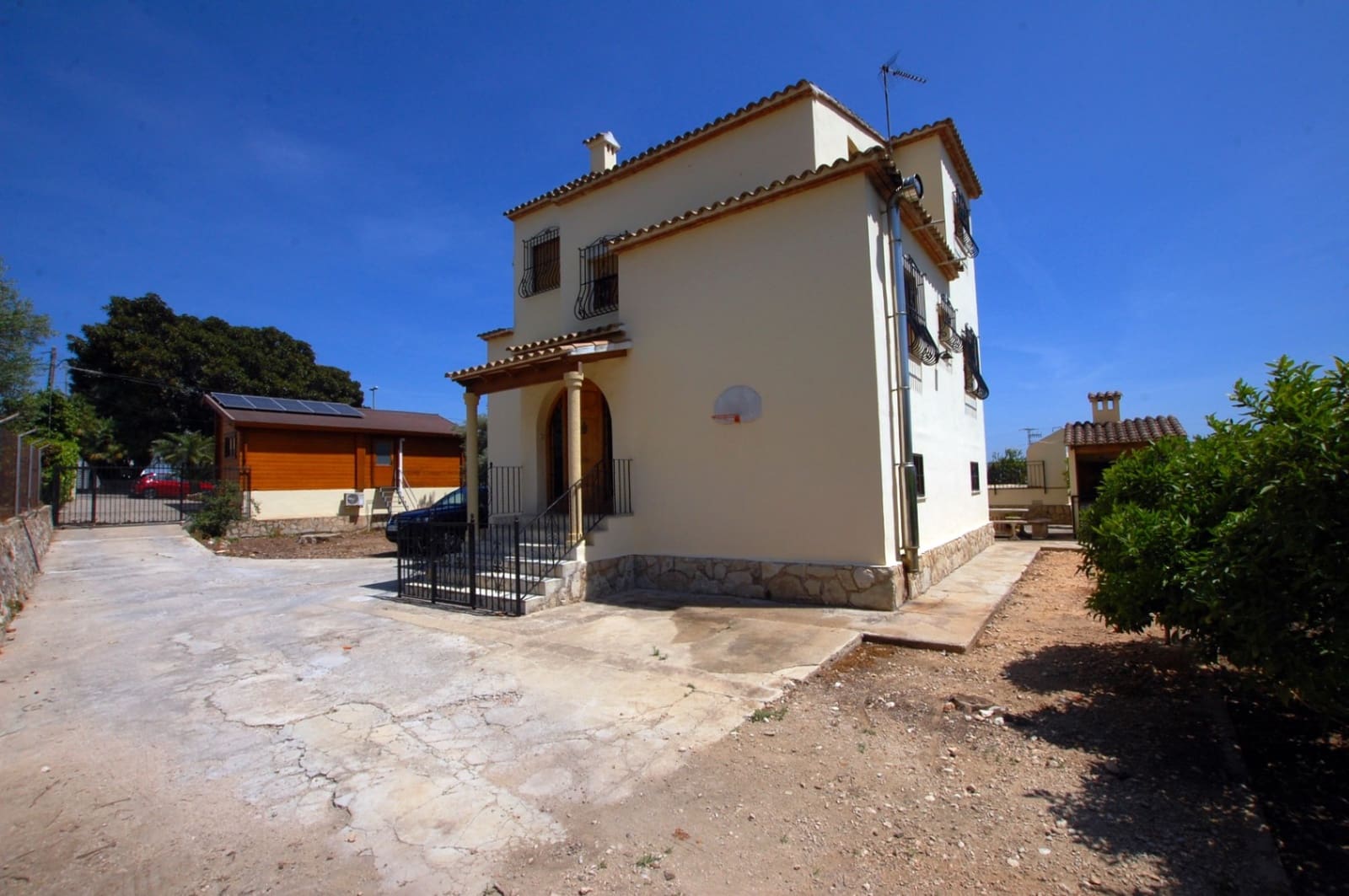 5 bedroom Villa for sale in Pego with pool garage - € 650,000 (Ref: 10004818)