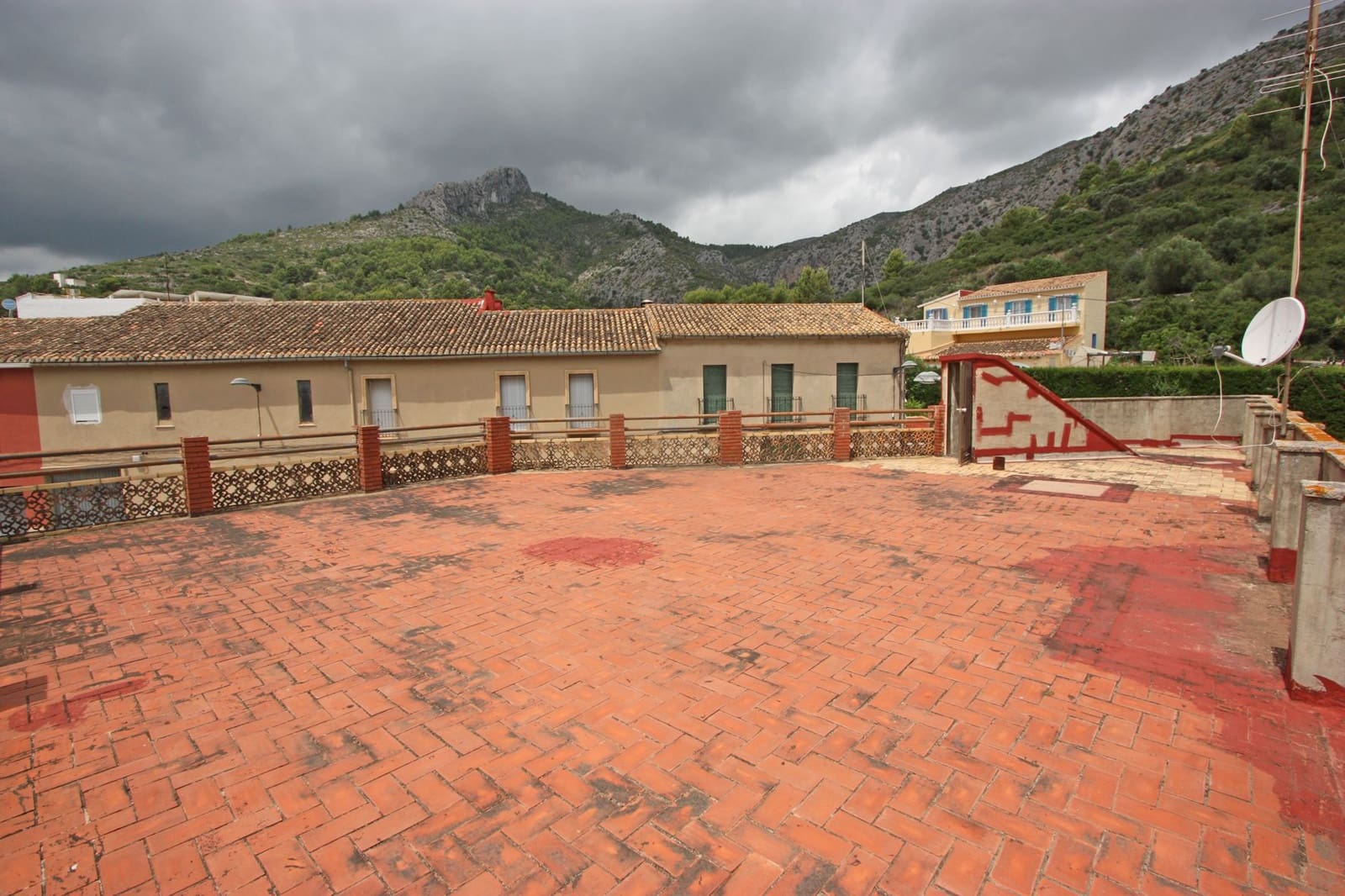 7 slaapkamer Huis te koop in Sagra met garage - € 130.000 (Ref: 7677135)