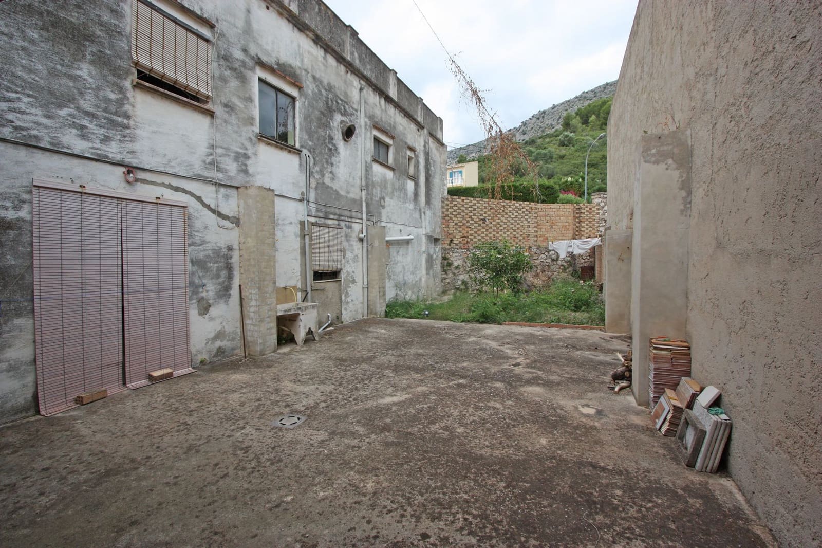 7 slaapkamer Huis te koop in Sagra met garage - € 130.000 (Ref: 7677135)