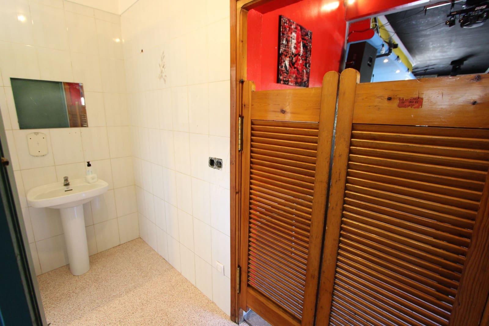 Comercial para venda em Orba com garagem - 350 000 € (Ref: 7977784)