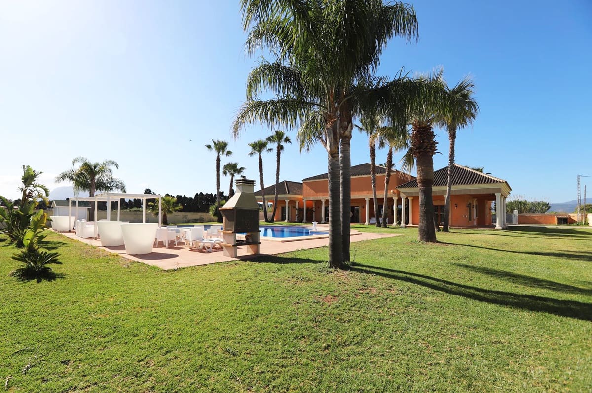 5 quarto Moradia para venda em Denia com piscina garagem - 1 895 000 € (Ref: 812338)