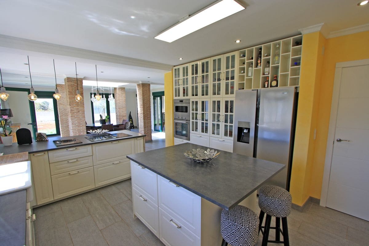 6 makuuhuone Huvila myytävänä paikassa La Sella mukana 
autotalli - 875 000 € (Ref: 8287912)